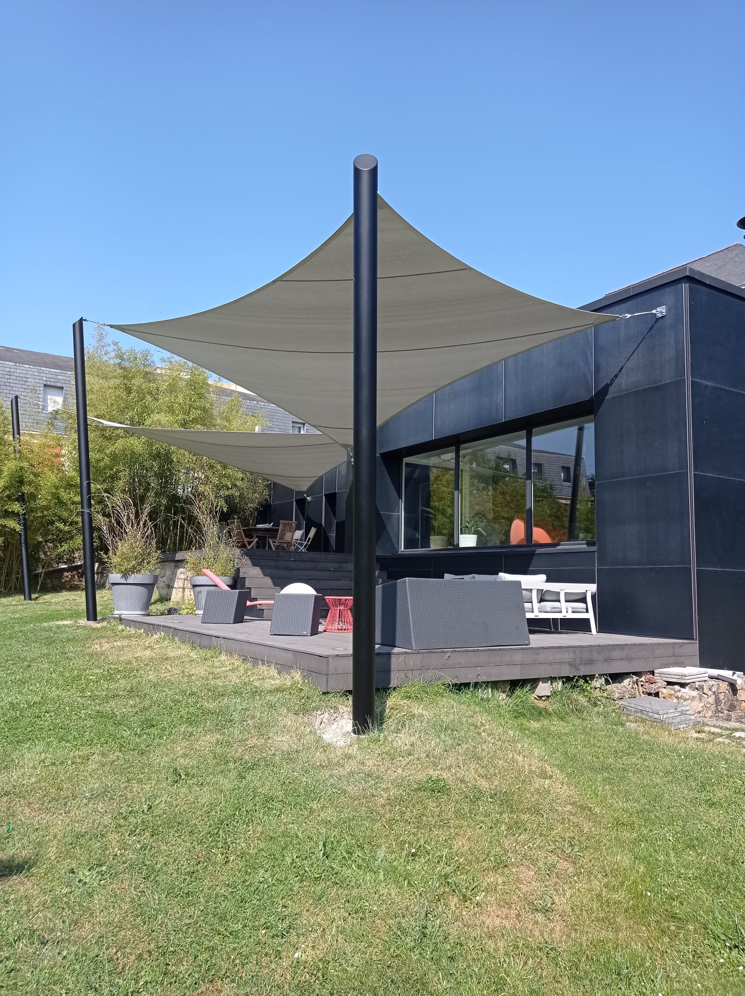 Voile d'ombrage sur-mesure proche de Poitiers, Chauvigny, Vivonne, Lusignan, Melle, Civray, Celle-sur-belle, Ruffec, Rochechouart, Bordeaux et aux alentours. 